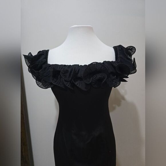 Mac Duggal 49643 Off the Shoulder Ruffle Detail Column Gown NWOT size 2 Black - Picture 6 of 7
